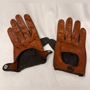 Men's Classic Tan Leather Driving Gloves with Snap Closure